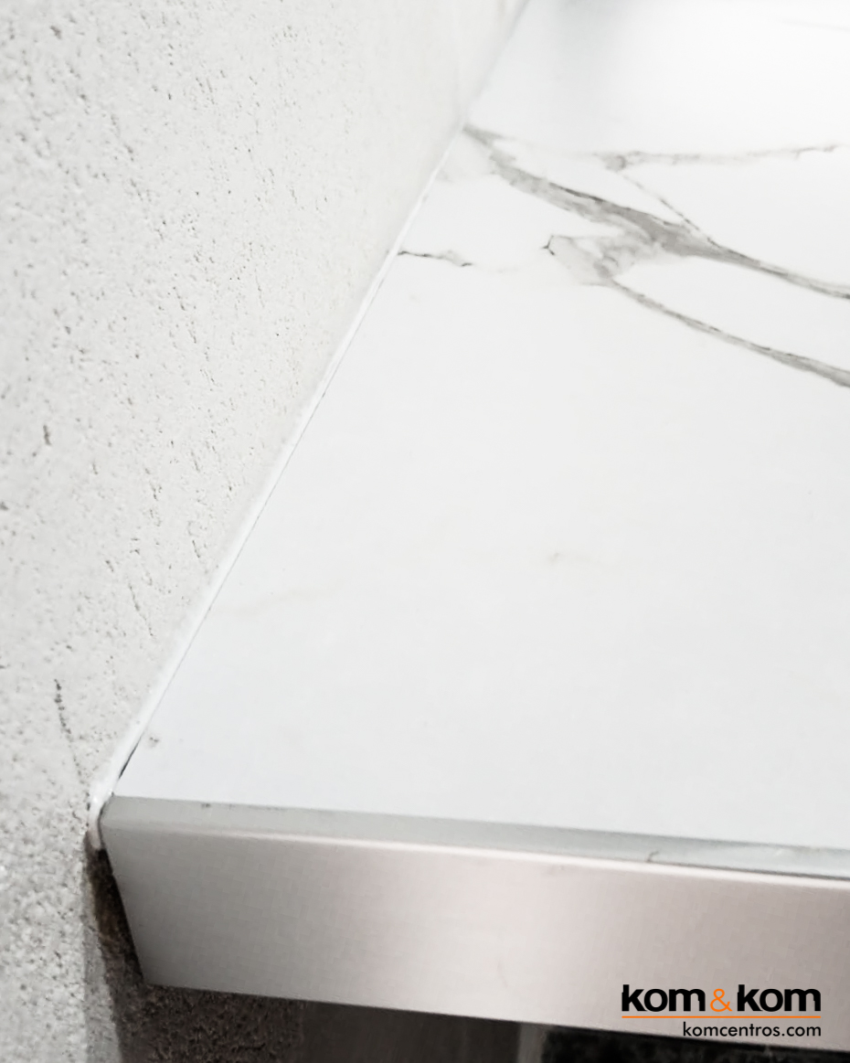 cocina original: negro, madera y azulejos vintage